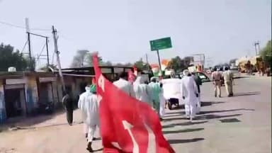 बुहाना: बुहाना में किसान सभा ने उपखंड कार्यालय तक निकाली रैली, तहसीलदार को मुख्यमंत्री के नाम सौंपा 10 सूत्रीय मांग पत्र