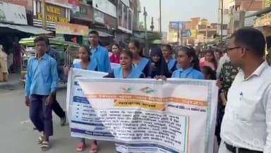नरहट: शेखपुरा में स्कूल की बच्चियों ने जागरूकता के लिए बाजारों में निकाली रैली, वोट करने की अपील की