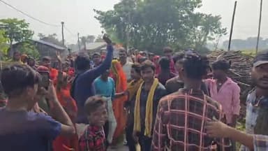 सिमरी बख्तियारपुर: मतदान केंद्र पर ग्रामीणों ने बीएलओ के खिलाफ किया विरोध, पुलिस ने मामला शांत कराया