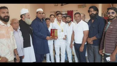 बिलारी: सपा विधायक हाजी मौहम्मद फहीम इरफान ने कुश्ती विजेता मौ० शान के घर पहुंचकर किया सम्मानित