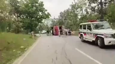 లింగంపేట్: లింగంపేట్ సమీపంలో వడ్ల లోడ్ తో వెళ్తున్న లారీ బోల్తా, డ్రైవర్ కు స్వల్ప గాయాలు, లారీని పక్కకు తొలగిస్తున్న పోలీసులు