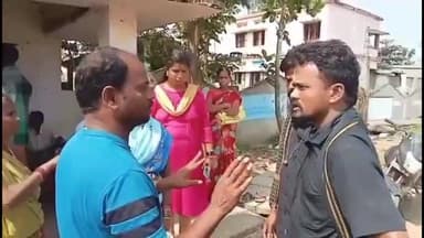 టెక్కలి: టెక్కలి మండలం రావివలస గ్రామంలోని రేషన్ డిపో వద్ద గందరగోళం