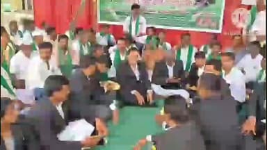 ಅಫಜಲ್ಪುರ: ಕಬ್ಬಿಗೆ ಬೆಂಬಲ ನೀಡುವಂತೆ ಆಗ್ರಹಿಸಿ ಪಟ್ಟಣದಲ್ಲಿ ರೈತರ ಪ್ರತಿಭಟನೆ, ವಕೀಲರ ಬೆಂಬಲ