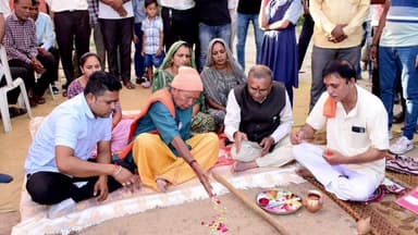 બોરસદ: બોરસદ તાલુકામાં વિવિધ માર્ગોનું ખાતમુહૂર્ત કરતા અન્ન અને નાગરિક પુરવઠા મંત્રી રમણભાઈ સોલંકી