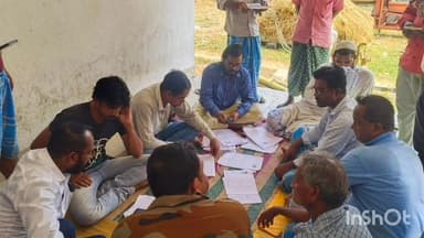 খণ্ডঘোষ: খণ্ডঘোষের একাধিক বুথে বিধায়কের পক্ষ থেকে সাধারণ মানুষকে সহায়তা প্রদান করতে ফর্ম ফিলাপের জন্য ব্যস্ত থাকলেন