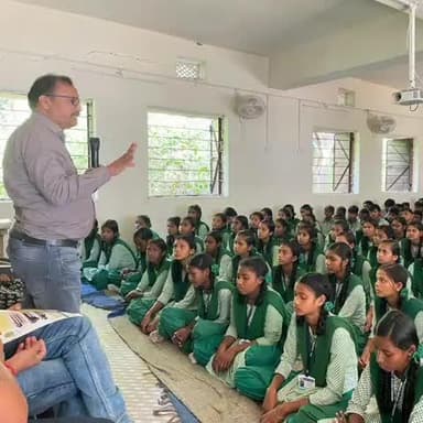 ईचागढ़: पिलिद स्थित अनुग्रह नारायण प्लस टू उच्च विद्यालय में सड़क सुरक्षा को लेकर जागरूकता अभियान चलाया गया