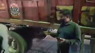 नवलगढ़: नवलगढ़ में नशे में धुत ट्रोला चालक ने वाहनों को मारी टक्कर, पुलिस से उलझते हुए वीडियो आया सामने