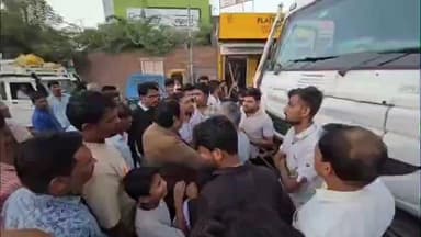 विजयनगर: बिजयनगर शहरवासी बिना नंबर के बजरी परिवहन वाले डंपरों से परेशान, राजनगर में आक्रोश, डंपर के सामने की नारेबाजी