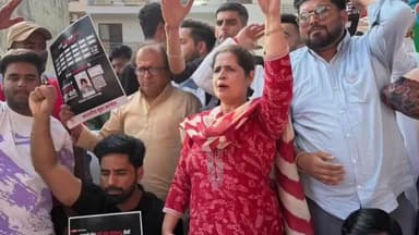 कालका: पंचकूला: पूर्व मेयर और कांग्रेस नेत्री के नेतृत्व में कार्यकर्ताओं ने चुनाव आयोग दफ्तर के बाहर वोट चोरी के खिलाफ किया प्रदर्शन