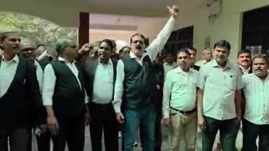 राठ: भाजपा नेता प्रीतम सिंह के किसान का सुराग न मिलने पर अधिवक्ताओं ने तहसील परिसर में नारेबाजी कर किया प्रदर्शन