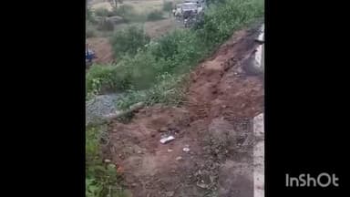 पोड़ैयाहाट: द्रोपद बारा टांड़ रोड पर भेलवा पुल के पास सड़क तोड़ते हुए हाइवा पलटा, कोई प्रशासनिक कार्रवाई नहीं