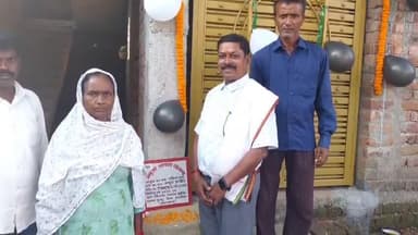 चुरचु: मुखिया देवकी महतो के द्वारा फीता काटकर अबुआ आवास का उद्घाटन किया गया