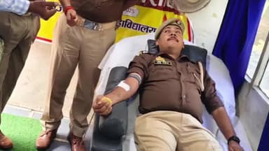मंझनपुर: कौशाम्बी पुलिस लाइन में आयोजित रक्तदान शिविर में 15 पुलिसकर्मियों ने बढ़-चढ़कर किया रक्तदान