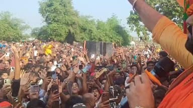 रामगढ़वा: भोजपुरी फिल्मों के सुपरस्टार भाजपा नेता पवन सिंह ने रामगढ़वा प्रखंड के सिसवनिया मैदान में आयोजित जनसभा को संबोधित किया