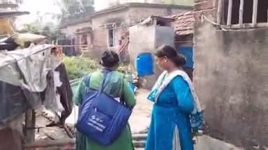 বারাসত ২: কীর্তিপুর ১ পঞ্চায়েতের বিভিন্ন বুথে গিয়ে ফর্ম বিতরণ করলেন BLO