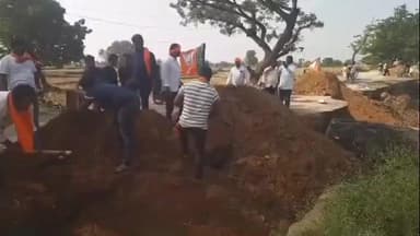 నిజామాబాద్ రూరల్: ధర్పల్లి-ఇందల్వాయి ఏరియాలో ఇటీవల వర్షాలకు కొట్టుకుపోయిన రోడ్లకు మరమ్మతులు చేసిన బిజెపి నాయకులు