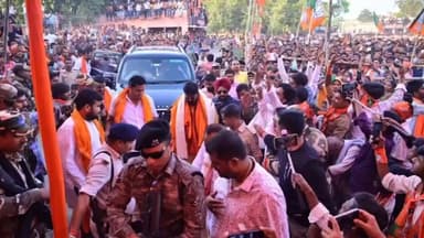 चकिया पिपरा: भोजपुरी सुपरस्टार, भाजपा नेता पावर स्टार पवन सिंह ने जगिरहां स्कूल पिपरा के परिसर में चुनावी सभा को संबोधित किया