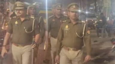 कांठ: एसएसपी के आदेश पर पुलिस ने किया फ्लैग मार्च, व्यवस्थाएं देखी और दिए आवश्यक दिशा निर्देश