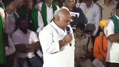 ಮೂಡಲಗಿ: ಗುರ್ಲಾಪೂರ ಕ್ರಾಸ್ ಬಳಿ ರೈತ ಹೋರಾಟದಲ್ಲಿ ಸಕ್ಕರೆ ಸಚಿವ ಶಿವಾನಂದ ಪಾಟೀಲ್ ರೈತರನ್ನುದ್ದೇಶಿಸಿ ಹೇಳಿಕೆ