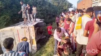 नरकटिया: नरकटिया बाजार के पास गुरुवार को यात्रियों से भरी बस पलटी, यात्री बाल-बाल बचे