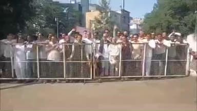छिंदवाड़ा नगर: फसल का सही दाम न मिलने पर कांग्रेस ने कलेक्टर कार्यालय में किया प्रदर्शन