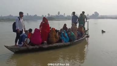 कुशेश्वर स्थान पूर्बी: कुशेश्वरस्थान पूर्वी: नाव और चचरी पुल के सहारे मतदान करने निकले मतदाता