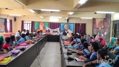 उधवा: उधवा प्रखंड सभागार में जल सहियाओं की मासिक समीक्षा बैठक हुई, कार्यों के प्रति किया गया जागरूक