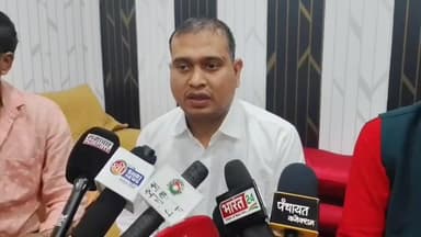 रुधौली: कलेक्ट्रेट सभागार में मतदेय स्थलों के विभाजन संबंध में हुई बैठक, डीएम ने दिए निर्देश