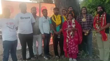 बस्सी: राजस्थान की सुप्रसिद्ध गायिका रानी रंगीली ने जयपुर से कोलकाता की काली देवी के लिए पैदल यात्रा शुरू की