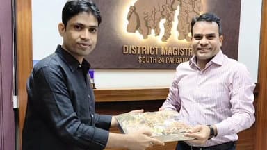 বজবজ ১: দক্ষিণ 24 পরগনার নতুন জেলাশাসকের সাথে সৌজন্য সাক্ষাৎ করলেন বজবজ বিধানসভা তৃণমূলের পর্যবেক্ষক।