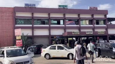 ആലുവ: സ്ത്രീകളുടെ സുരക്ഷ ഉറപ്പാക്കുന്നതിന്റെ ഭാഗമായി ആലുവ റെയിൽവേ സ്റ്റേഷനിൽ പോലീസിന്റെ പ്രത്യേക പരിശോധന നടന്നു