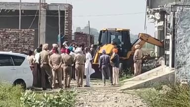 ਖੰਨਾ: ਖੰਨਾ ਵਿੱਚ ਯੁੱਧ ਨਸ਼ਿਆਂ ਵਿਰੁੱਧ ਮੀਂਹ ਦੇ ਤਹਿਤ ਨਸ਼ਾ ਤਸਕਰ ਦੇ ਘਰ ਤੇ ਬੁਲਡੋਜ਼ਰ ਚਲਾਇਆ