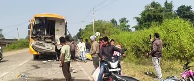 नेशनल हाईवे 43 अम्बिकापुर रायगढ़ मार्ग ग्राम रघुनाथपुर सायरराई मोड़ में हुआ भीषण सड़क हादसा,रॉयल बस के उड़े परखच्चे...