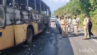 ఆర్టీసీ బస్సు దగ్ధమైన ప్రాంతాన్ని పరిశీలించిన జిల్లా ఎస్పీ ఎస్ వి మాధవరెడ్డి