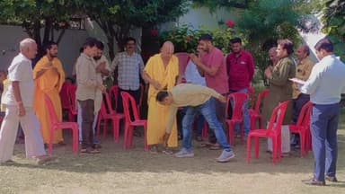 बिजावर: बिजावर विधायक के पुत्र ने क्षेत्रवासियों से मुलाकात कर उनकी जनसमस्याएं सुनीं, निराकरण का दिया आश्वासन