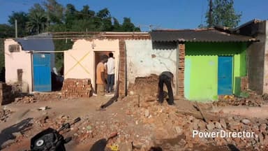 परसिया: परासिया: रेलवे पुल के पास नागरिक स्वयं हटा रहे अतिक्रमण, मकान ढहाने का कार्य जारी, रेलवे अधिकारी आएंगे