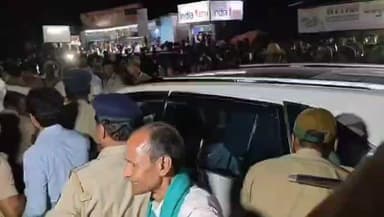 ಮೂಡಲಗಿ: ವಿಕೋಪಕ್ಕೆ ತಿರುಗಿದ ರೈತರ ಹೋರಾಟ: ಸಕ್ಕರೆ ಸಚಿವರ ಕಾರಿಗೆ ಚಪ್ಪಲಿ ಎಸೆದ ರೈತರು