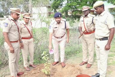 అల్లాదుర్గం: అల్లాదుర్గం పోలీస్ స్టేషన్ను ఆకస్మికంగా తనిఖీ
మెదక్ జిల్లా ఎస్పీ శ్రీనివాసరావు