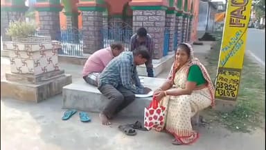 কাশীপুর: ১৯৯৮ সাল থেকে গৌরাঙ্গডি গ্রাম পঞ্চায়েতের সদস্য তপন হালদার টালির বাড়িতে থেকে প্রতিনিয়ত মানুষের পরিষেবা দিয়ে চলেছেন