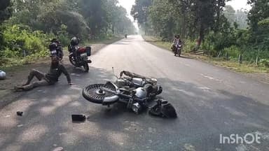 शिकारीपाड़ा: शिकारीपाड़ा के नलहची पुल के पास अज्ञात टेलर ने बाइक सवार को टक्कर मारी, बाइक सवार गंभीर घायल