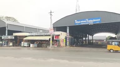 ஊத்தங்கரை: பேருந்து நிலையத்தின் உட்பகுதியில் மழை நீர் தேங்கியதால் பயணிகள் பாதிப்பு