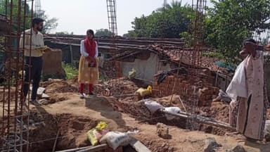 कैरो: कैरो मुख्यालय में प्रधानमंत्री व अबुवा आवास योजना में लापरवाही पर बीडीओ सख्त, लाभार्थियों को जल्द निर्माण का निर्देश