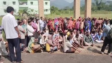 ଧରାକୋଟ: ବିଭିନ୍ନ ସମସ୍ୟା ନେଇ ଉସ୍ତl ଗ୍ରାମ ସ୍ଥିତ ବିଦ୍ୟାଳୟ ଫାଟକରେ ତାଲା,ଅଭିଭାବକ ଓ ଛାତ୍ର ଛାତ୍ରୀଙ୍କ ଧାରଣା