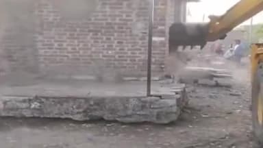 पचपहाड़: भवानीमंडी में अवैध अतिक्रमण पर प्रशासन ने चलाया पीला पंजा, जेसीबी से हटाया अतिक्रमण