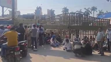 जसपुर: मुरादाबाद रोड स्थित कृषि मंडी के गेट पर किसानों ने किया धरना प्रदर्शन