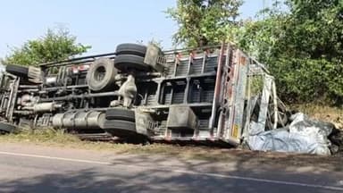 तेंदूखेड़ा: पाटन मार्ग पर ट्रक अनियंत्रित होकर पलटा, थाना प्रभारी नितेश जैन मौके पर पहुंचे