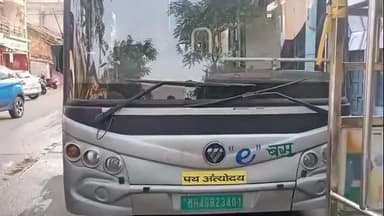 कामठी: आशा हॉस्पिटल परिसरात ट्रकची मनपाच्या ई-बसला धडक, सुदैवाने मोठा अपघात टळला