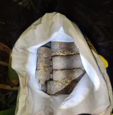 রানিনগর ১: হাসানপুর শিসাপাড়া গ্রাম থেকে ১০টি তাজা সকেট বোম উদ্ধার করলো ইসলামপুর থানার পুলিশ।