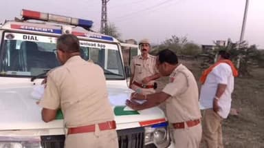 रूपवास: रूपवास थानाधिकारी चंद्रमोहन ने वाहन चालकों को सड़क सुरक्षा के नियमों की दी जानकारी