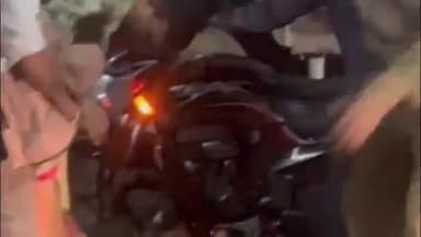 पेटरवार: तेनुघाट चौक के पास ट्रक की चपेट में आने से बाइक सवार घायल, अफरातफरी मची